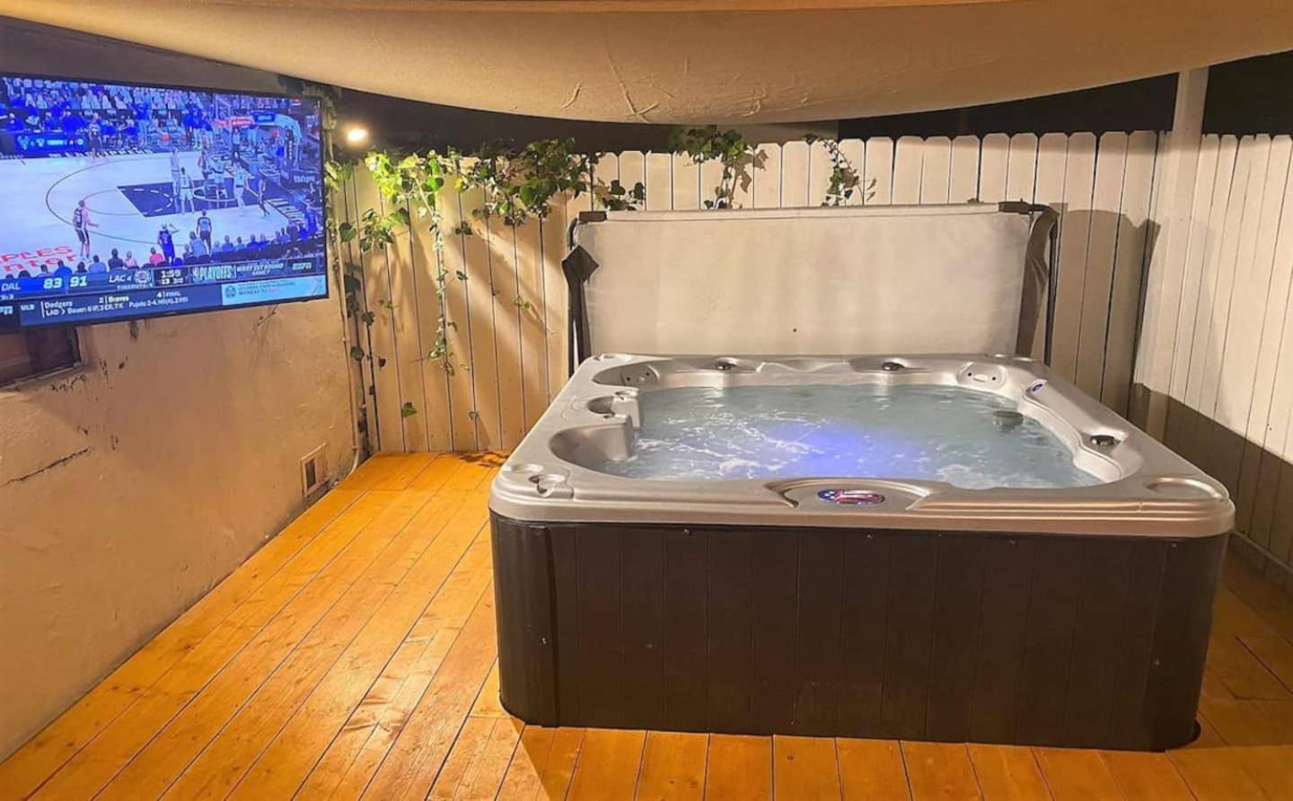 Kobe Bryant-themed 3 Bedroom With Hot Tub 10 Minutes From Rodeo Drive Casa de férias Los Angeles